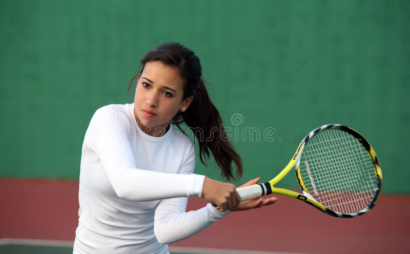 Dziewczyna gra w tenisa