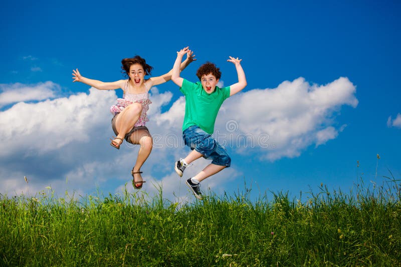 Dziewczyna i chłopiec biegający skacząc