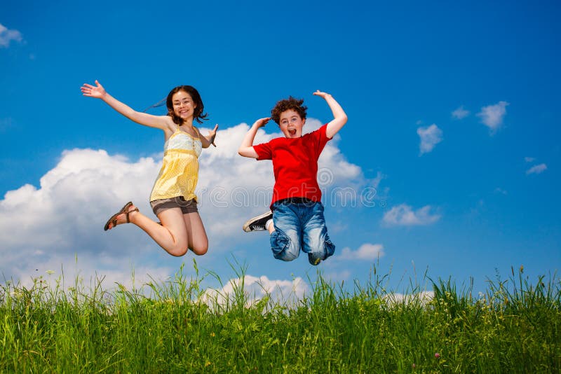 Dziewczyna i chłopiec biegający skacząc