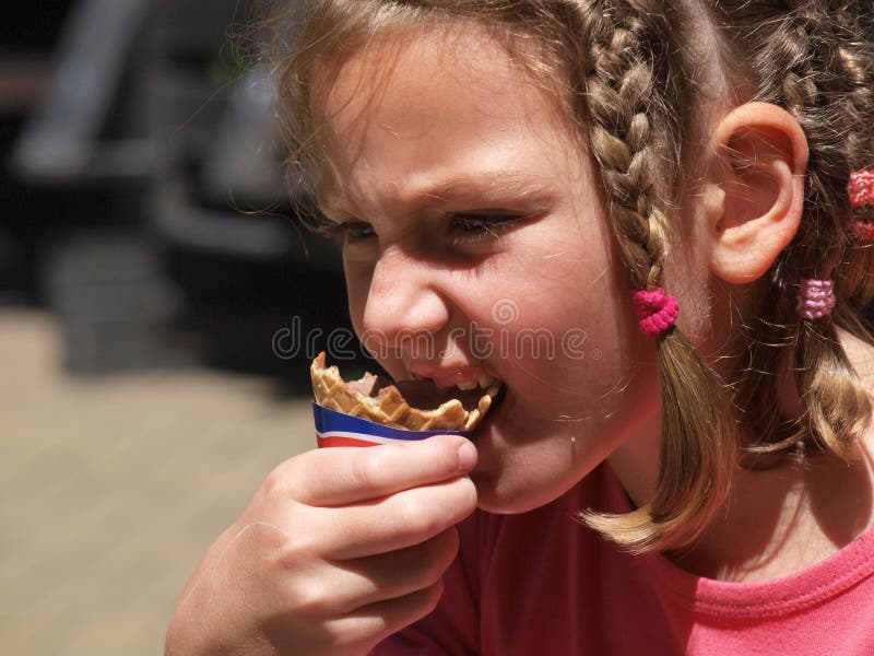 Dziewczyna jedząca lody w letni dzień zdjęcia stock