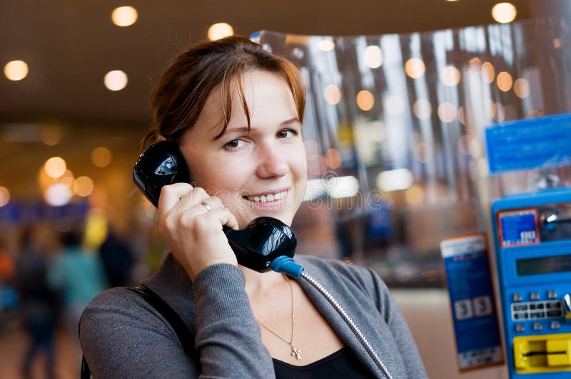Dziewczyna lotniskowy telefon mówi obrazy royalty free