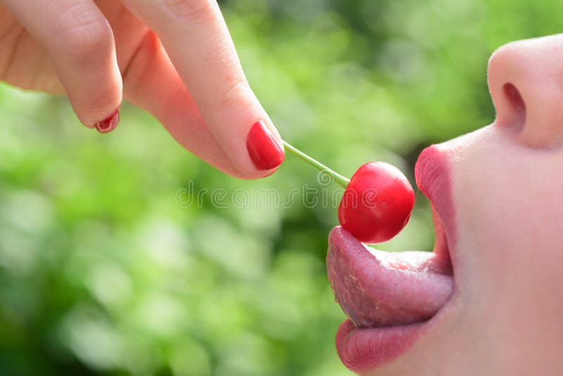 Dziewczyna Manicure i makijaż Wiśnie Dziewczyna lizała język czerwona wiśnia Pustynia Owoce i jagody zdjęcie stock Dziewczyna Manicure i makijaż Wiśnie Dziewczyna lizała język czerwona wiśnia Pustynia Owoce i jagody zdjęcie stock