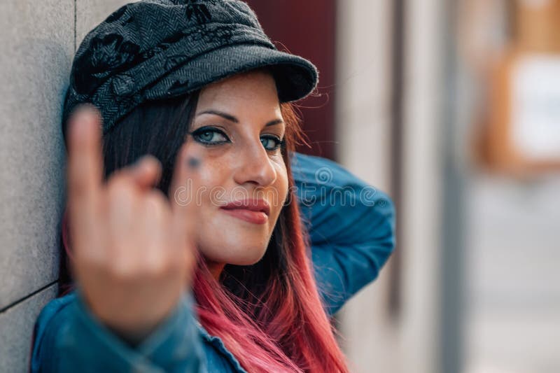 Dziewczyna na ulicy z buntowniczym wyrazem hipsteru zdjęcie stock