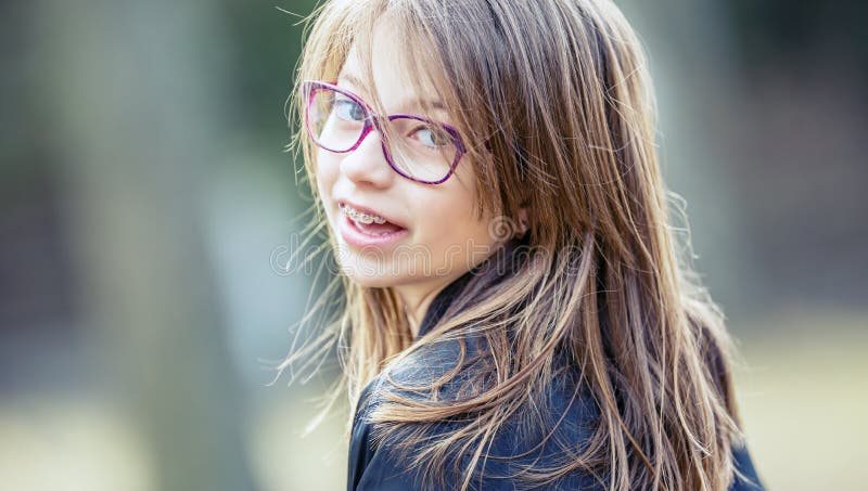 Dziewczyna nastoletni Pre nastoletni Dziewczyna z szkłami Dziewczyna z zębów brasami Młoda śliczna caucasian blond dziewczyna jes obraz royalty free