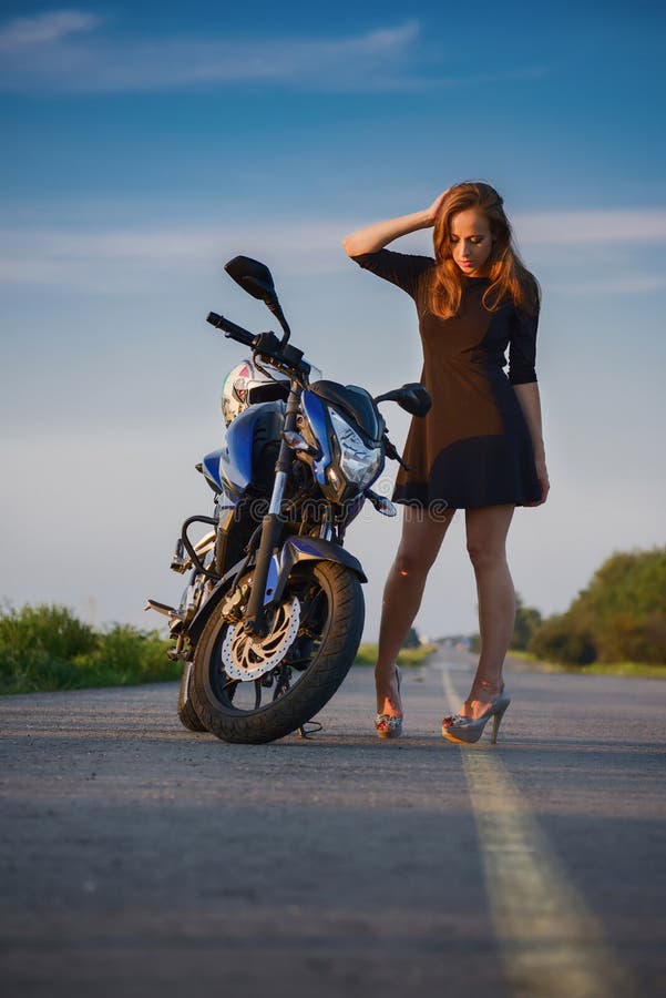 dziewczyna piękny motocykl zdjęcie stock dziewczyna piękny motocykl zdjęcie stock