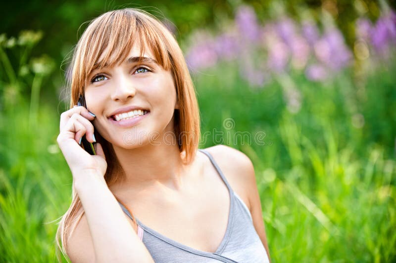 Dziewczyna piękny telefon mówi zdjęcie royalty free