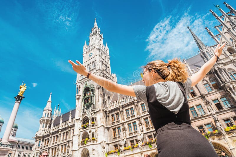 Dziewczyna podróżnik turystyczny cieszy się wspaniałym widokiem na gotycki budynek starego ratusza w gminie. zwiedzanie i badanie fotografia stock