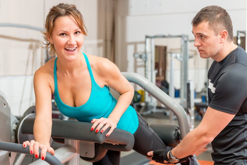 Dziewczyna przy gym robi ćwiczeniom obraz stock Dziewczyna przy gym robi ćwiczeniom obraz stock
