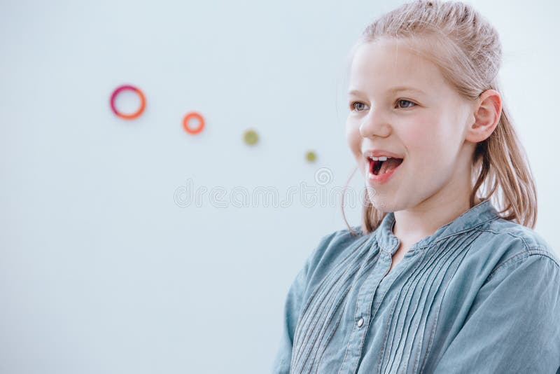 Dziewczyna przy mowy terapii klasą zdjęcie stock Dziewczyna przy mowy terapii klasą zdjęcie stock
