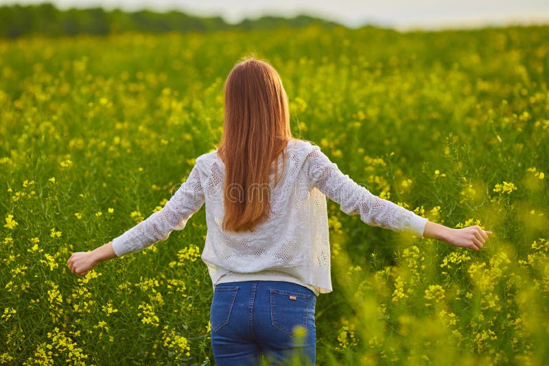 Dziewczyna przy żółtą rapeseed łąką zdjęcia royalty free Dziewczyna przy żółtą rapeseed łąką zdjęcia royalty free