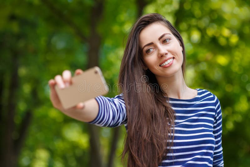 Dziewczyna robi selfie portretowi obrazy royalty free Dziewczyna robi selfie portretowi obrazy royalty free