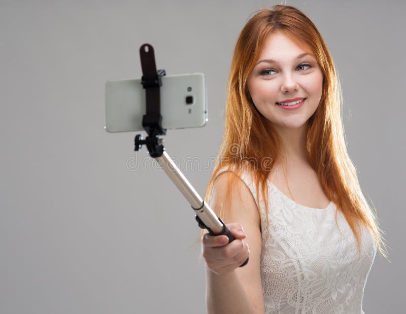 Dziewczyna robi selfie z twój telefonem obrazy royalty free Dziewczyna robi selfie z twój telefonem obrazy royalty free