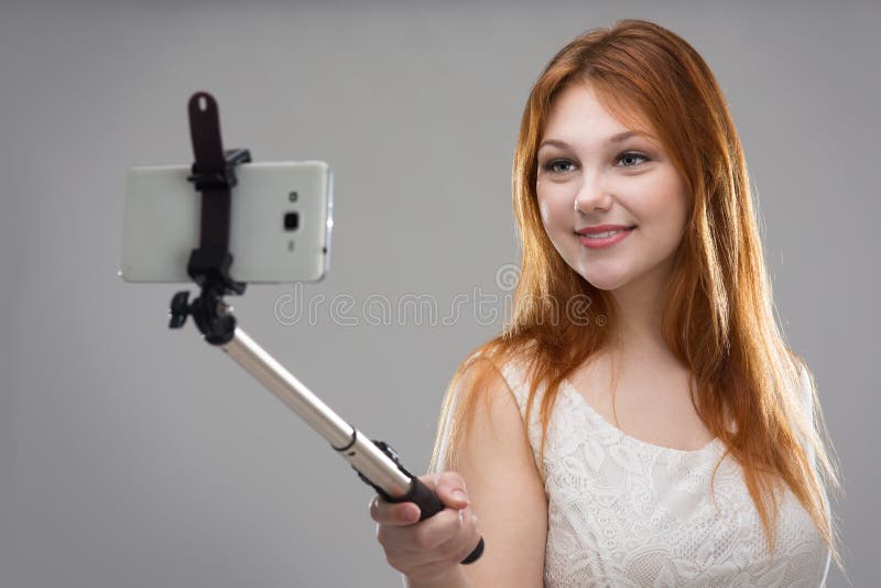 Dziewczyna robi selfie z twój telefonem fotografia stock Dziewczyna robi selfie z twój telefonem fotografia stock