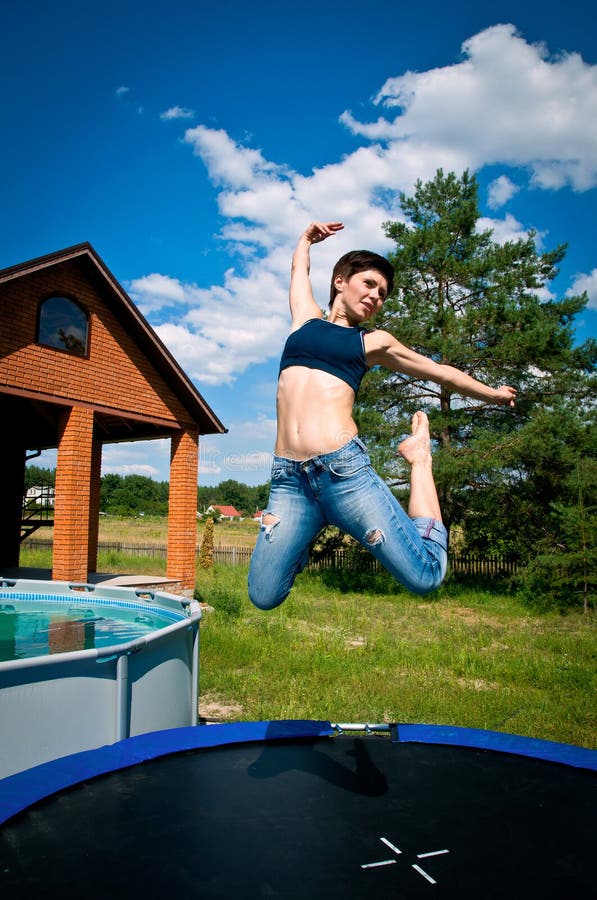 Dziewczyna skacze trampoline