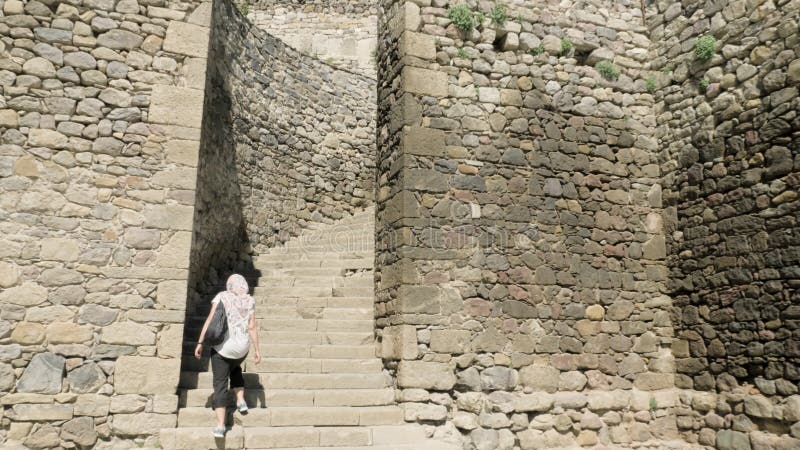 Dziewczyna spacery na schodkach w Rabati kasztelu - Gruzja