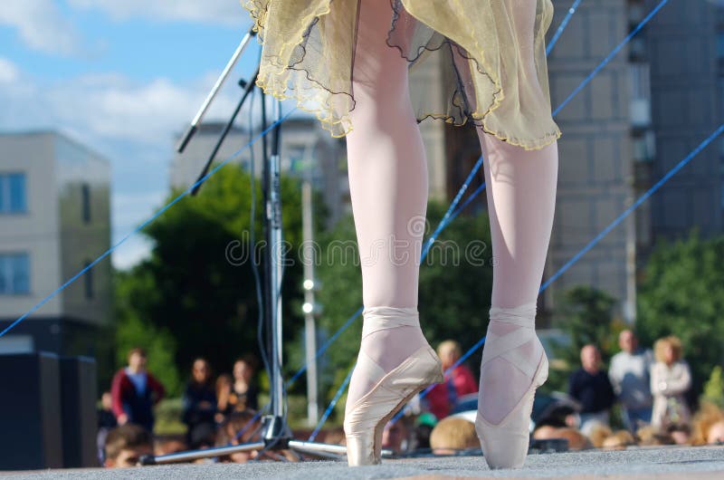 Dziewczyna stoi na pointe na plenerowej ulicznej scenie Wolny dostęp dla fotografii zdjęcie stock Dziewczyna stoi na pointe na plenerowej ulicznej scenie Wolny dostęp dla fotografii zdjęcie stock