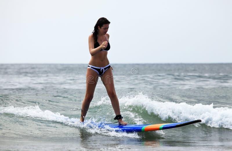 Dziewczyna surfingowiec