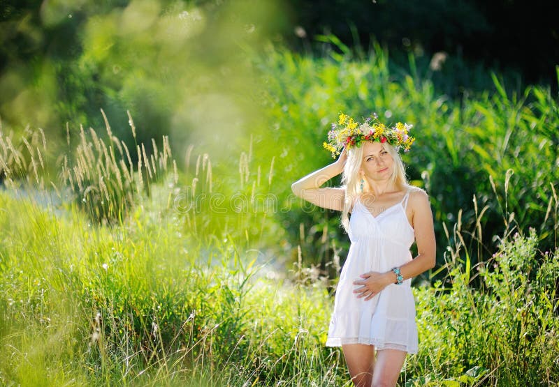 Dziewczyna w biali sundress i wianek kwiaty na ona kierownicza aga