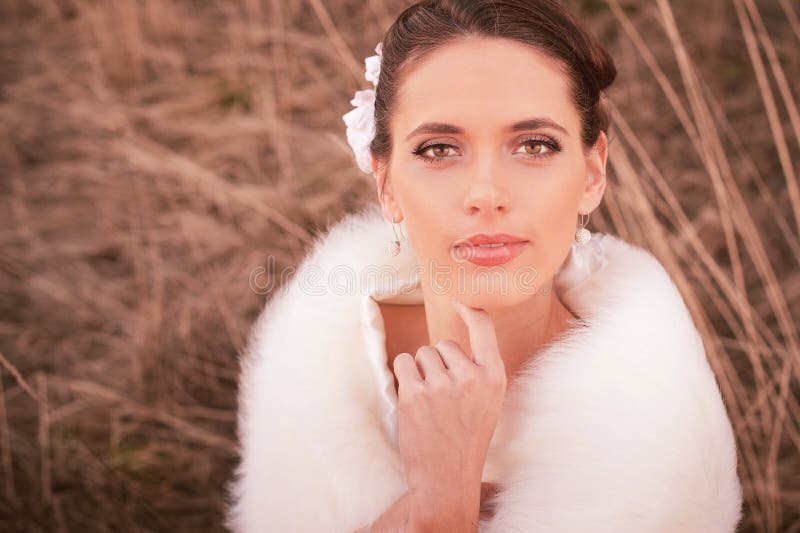 Dziewczyna w biel sukni Panna młoda w parku Fotografia w rocznika stylu tajemnica zdjęcia stock Dziewczyna w biel sukni Panna młoda w parku Fotografia w rocznika stylu tajemnica zdjęcia stock