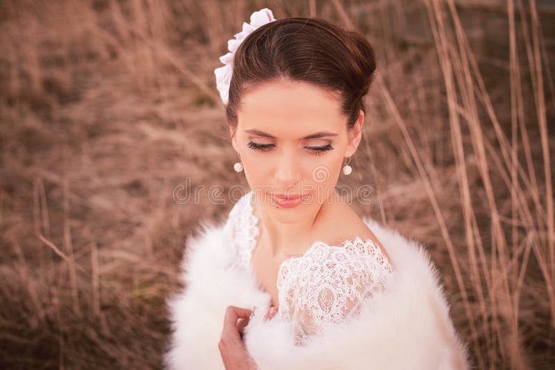 Dziewczyna w biel sukni Panna młoda w parku Fotografia w rocznika stylu tajemnica obrazy stock Dziewczyna w biel sukni Panna młoda w parku Fotografia w rocznika stylu tajemnica obrazy stock
