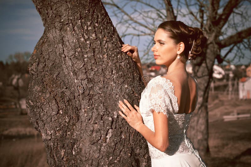 Dziewczyna w biel sukni Panna młoda w parku Fotografia w rocznika stylu tajemnica fotografia stock Dziewczyna w biel sukni Panna młoda w parku Fotografia w rocznika stylu tajemnica fotografia stock