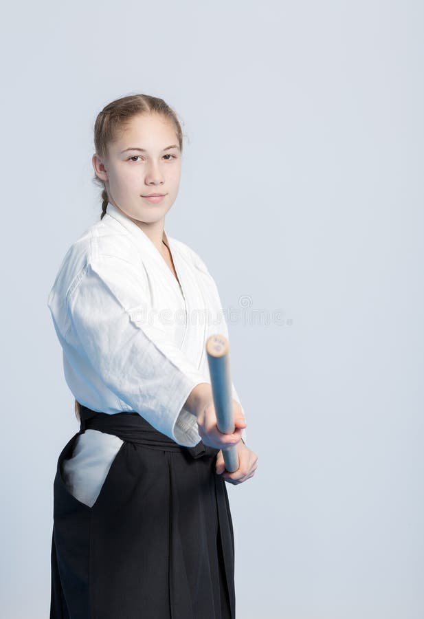 Dziewczyna w czarnej hakama pozyci w bój pozie fotografia royalty free Dziewczyna w czarnej hakama pozyci w bój pozie fotografia royalty free