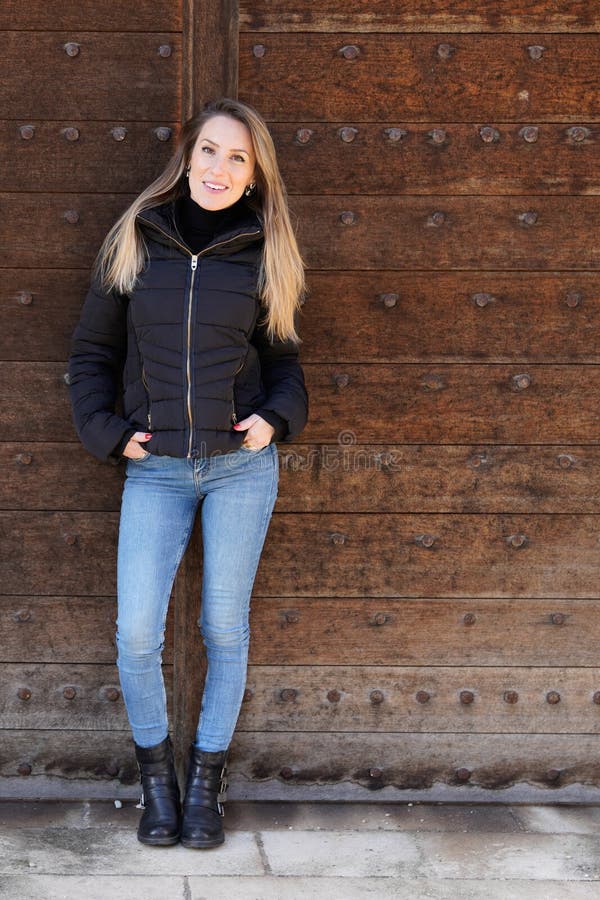 Dziewczyna w czarnej kurtce pozuje się ulicznej fotografii w stylu ulicznej ubrań pełnej pięknej blond młoda kobieta slim obraz stock Dziewczyna w czarnej kurtce pozuje się ulicznej fotografii w stylu ulicznej ubrań pełnej pięknej blond młoda kobieta slim obraz stock