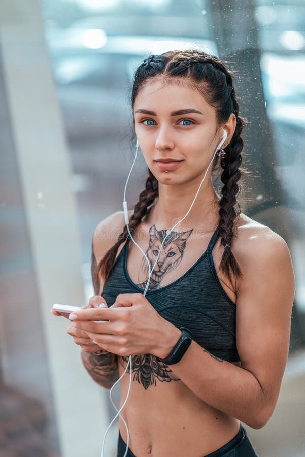 Dziewczyna w lecie w miasta szcz??liwy ono u?miecha si?, he?mofony dzwoni, sportswear wierzcho?ek Muzycznego podcast playlisty wi obrazy stock Dziewczyna w lecie w miasta szcz??liwy ono u?miecha si?, he?mofony dzwoni, sportswear wierzcho?ek Muzycznego podcast playlisty wi obrazy stock