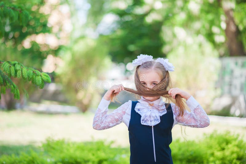 Dziewczyna w mundurku szkolnym rozprzestrzenia ona i raduje się przy ukończeniem szkoła ręki uczennica raduje się na początku sch zdjęcie royalty free Dziewczyna w mundurku szkolnym rozprzestrzenia ona i raduje się przy ukończeniem szkoła ręki uczennica raduje się na początku sch zdjęcie royalty free