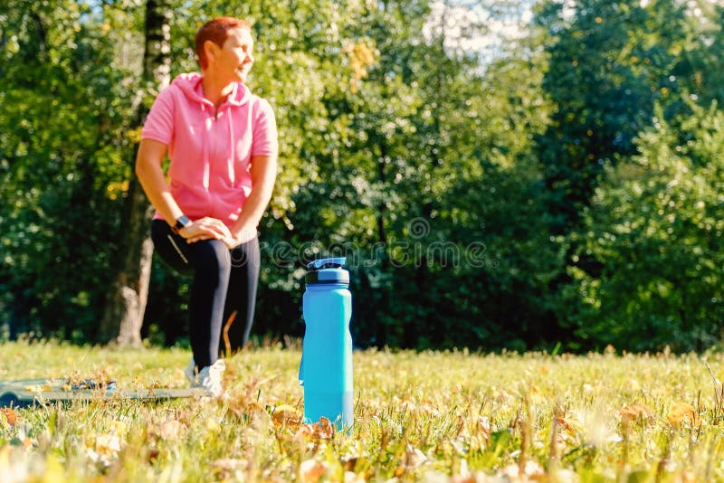 Dziewczyna w naturze dla wydarzeń sportowych Bawi si? bidon Zdrowy Styl ?ycia zdjęcie stock Dziewczyna w naturze dla wydarzeń sportowych Bawi si? bidon Zdrowy Styl ?ycia zdjęcie stock