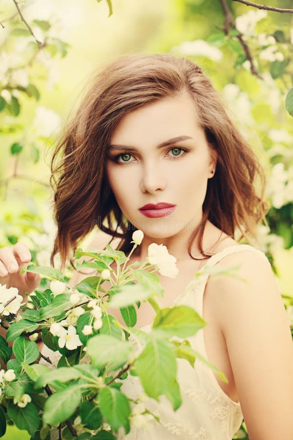 Dziewczyna w wiosna parku Moda modela kobieta na kwiatach obrazy royalty free Dziewczyna w wiosna parku Moda modela kobieta na kwiatach obrazy royalty free