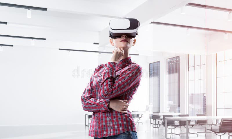 Dziewczyna w zameldowanej koszuli nosząca okulary vr doświadcza innej rzeczywistości. multimedia mieszane obrazy stock