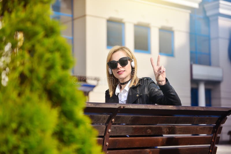 dziewczyna wykazując znak zwycięstwa fotografia stock dziewczyna wykazując znak zwycięstwa fotografia stock