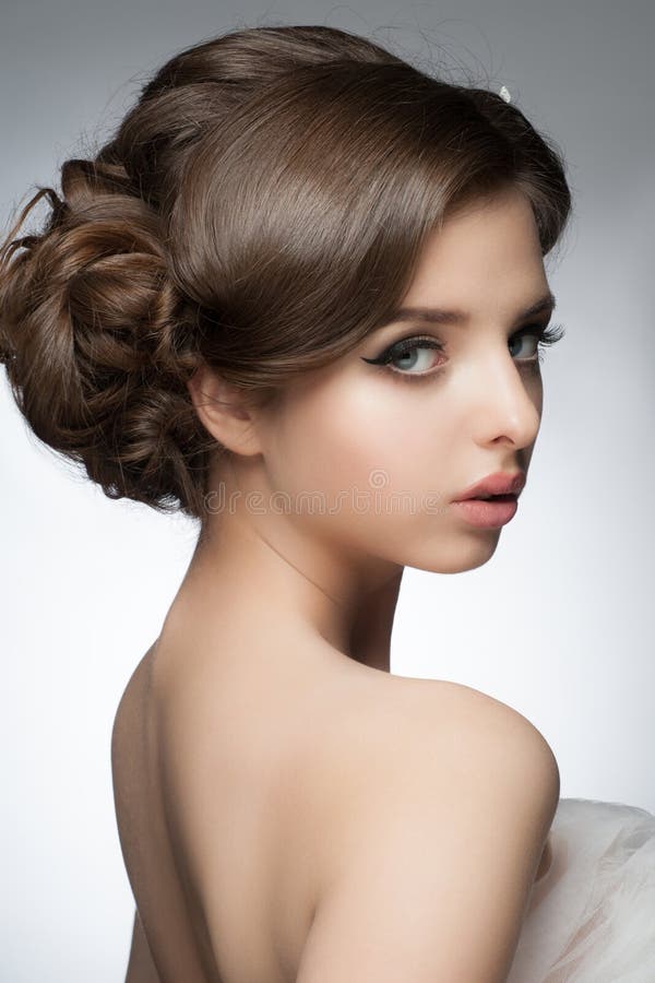 Dziewczyna z bridal makeup i fryzurą obraz stock Dziewczyna z bridal makeup i fryzurą obraz stock