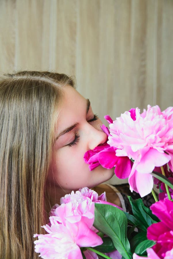 Dziewczyna z bukietem peonie fotografia stock