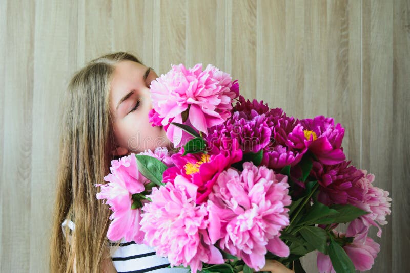 Dziewczyna z bukietem peonie obrazy stock