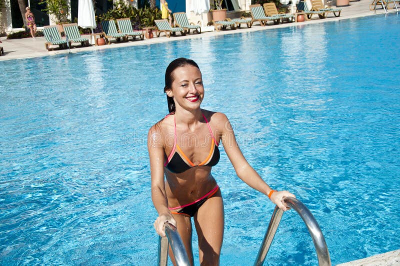 Dziewczyna z czerwonymi wargami i mokrym wÅ‚osy Wakacje i podróż Maldives Miami plaża jest pogodna swag Kobieta w dop?yni?ciu fotografia royalty free Dziewczyna z czerwonymi wargami i mokrym wÅ‚osy Wakacje i podróż Maldives Miami plaża jest pogodna swag Kobieta w dop?yni?ciu fotografia royalty free