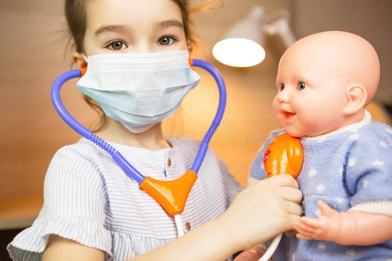 Dziewczyna z lalką gra lekarza pielęgniarka słucha dziecka przez stetoskop. zawód kalendarza szczepień pediatrii