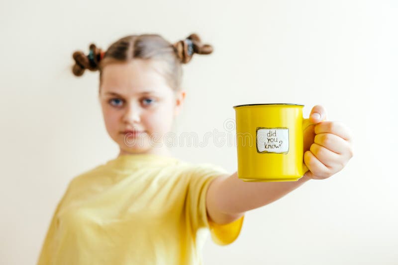 Dziewczyna z żółtym pierścionkiem w jej ręce, ty znałeś na której napisał obrazy royalty free Dziewczyna z żółtym pierścionkiem w jej ręce, ty znałeś na której napisał obrazy royalty free