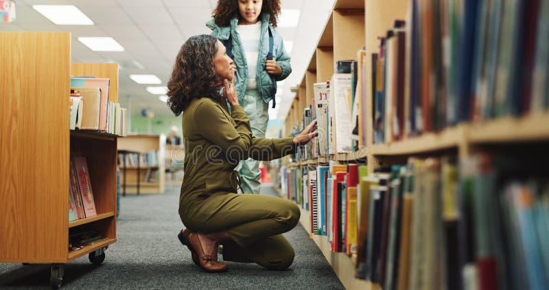 Dziewczynka i szukanie w bibliotece po półce z pomocą edukacyjną i edukacją w korytarzu. Dzieci i młodzież zdjęcia royalty free