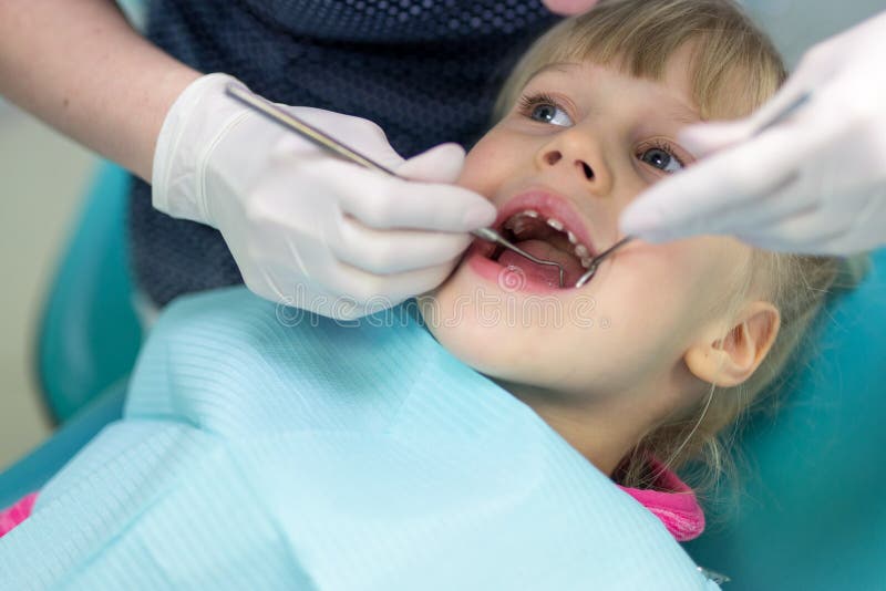 Dziewczynka odwiedza stomatology klinikę Dentysta robi checkup dzieciaków zęby Dzieci zęby i usta opieka zdrowotna zdjęcia stock Dziewczynka odwiedza stomatology klinikę Dentysta robi checkup dzieciaków zęby Dzieci zęby i usta opieka zdrowotna zdjęcia stock