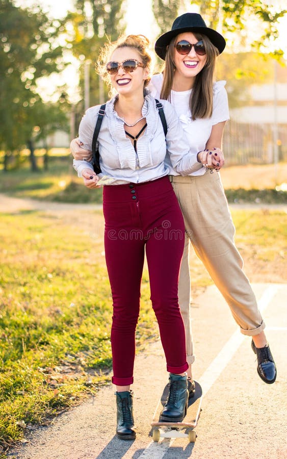Dziewczyny ma zabawę z deskorolka w parku fotografia stock Dziewczyny ma zabawę z deskorolka w parku fotografia stock