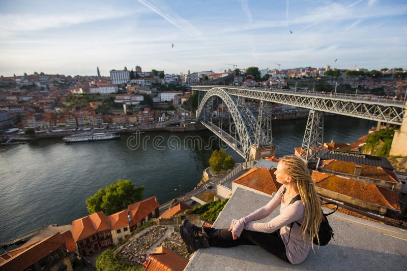 Dziewczyny obsiadanie na odgórnym obserwacja pokładzie na Douro rzece Luis Porto i Dom, przerzucam most obraz stock Dziewczyny obsiadanie na odgórnym obserwacja pokładzie na Douro rzece Luis Porto i Dom, przerzucam most obraz stock