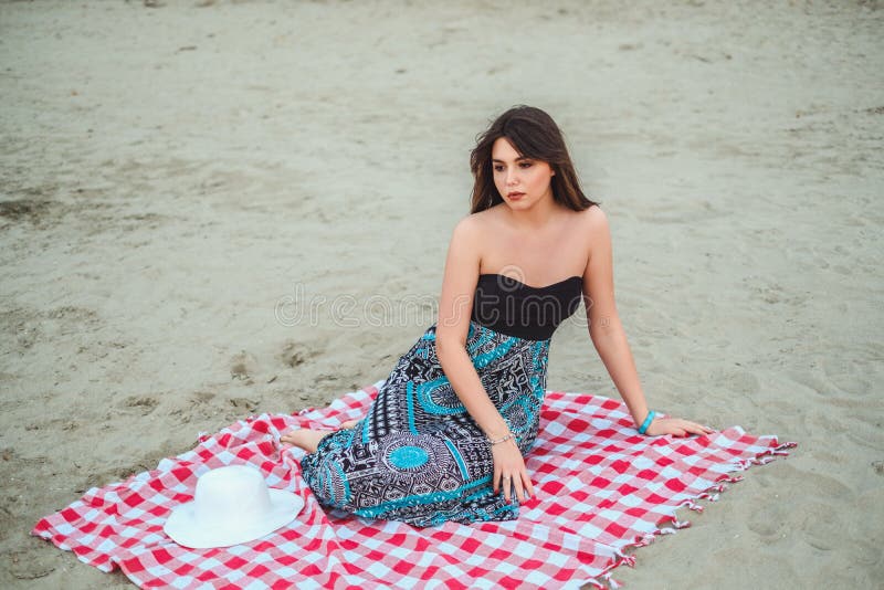 Dziewczyny odprowadzenie na plaży na chmurnym dniu zdjęcia stock Dziewczyny odprowadzenie na plaży na chmurnym dniu zdjęcia stock