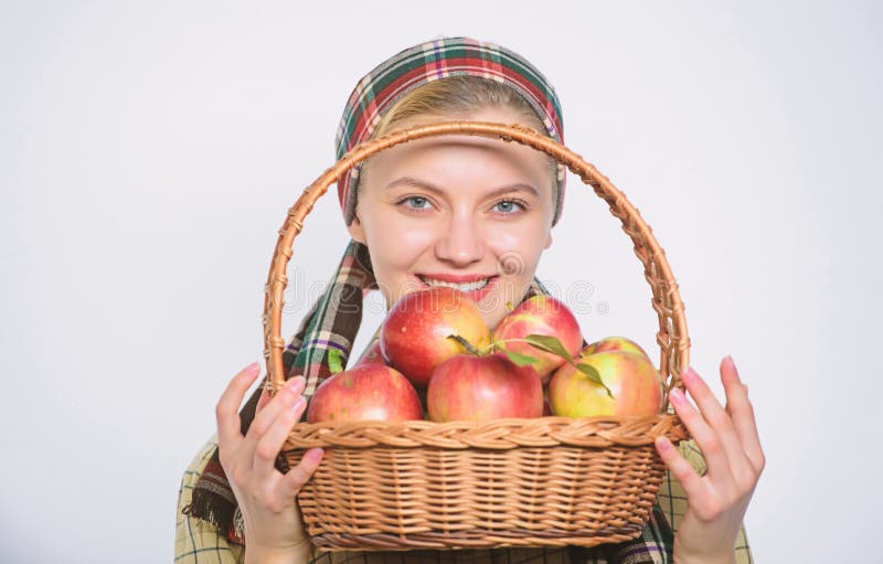 Dziewczyny ogrodniczki wie?niaka stylu chwyta jab?czany bia?y t?o Opieka zdrowotna i witaminy od?ywianie jab?ko doskona?y Sklep s obraz stock Dziewczyny ogrodniczki wie?niaka stylu chwyta jab?czany bia?y t?o Opieka zdrowotna i witaminy od?ywianie jab?ko doskona?y Sklep s obraz stock