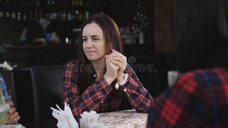 Dziewczyny siedzą w opowiadać i kawiarni Dziewczyny w bufeta napoju latte zdjęcie wideo Dziewczyny siedzą w opowiadać i kawiarni Dziewczyny w bufeta napoju latte zdjęcie wideo