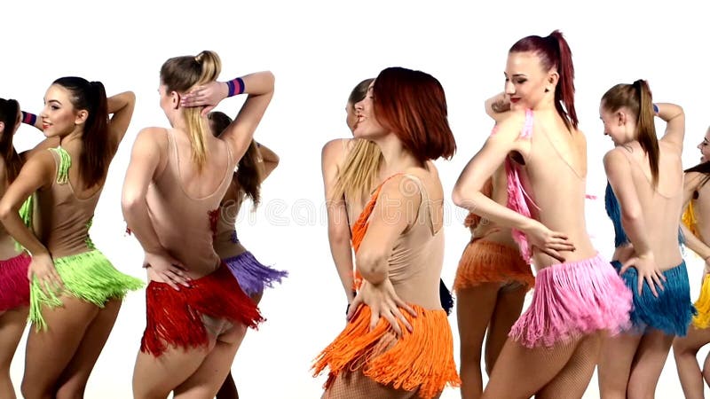 Dziewczyny tanczy synchronously w kolorowych sukniach