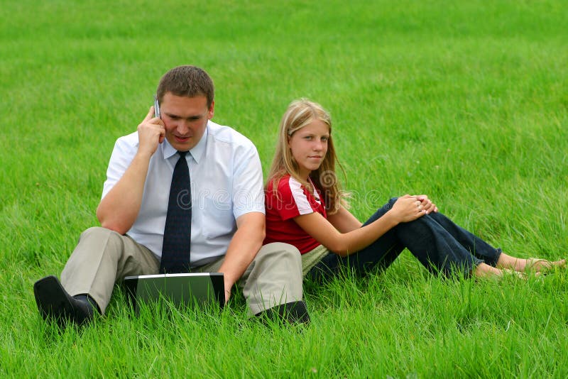 Dziewczyny trawy człowiek siedzi