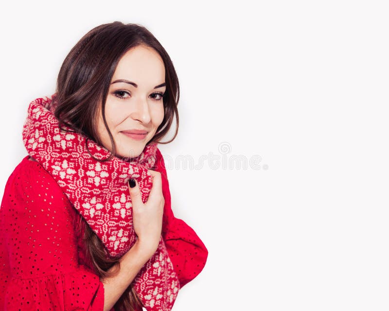 Dziewczyny zimy szalika białych bożych narodzeń nowego roku uśmiechu brunetki tła czerwonego różowego portreta młoda szczęśliwa k fotografia stock