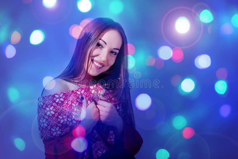 Dziewczyny zimy szalika świateł połysku bożych narodzeń błękita menchii nowego roku uśmiechu brunetki plamy tła czerwonego portre fotografia stock